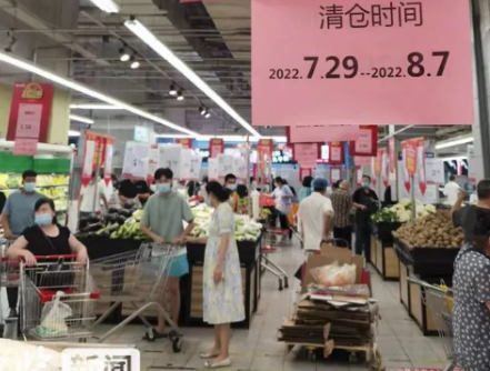 石家莊兩大知名連鎖超市撤店，店員用液壓搬運(yùn)車搬運(yùn)貨柜