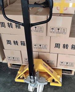 工廠庫房比較擁擠，用手動托盤搬運(yùn)車比較適宜